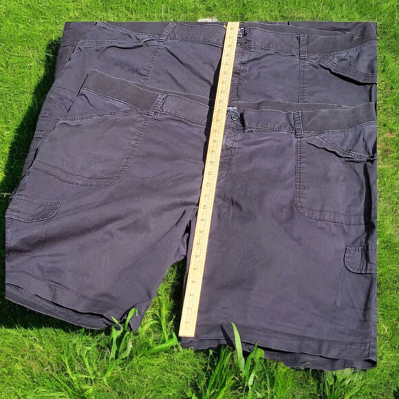 Lee Women's Relaxed Fit Cargo Shorts 26W Medium 2 button Black Dark Grey 130273 - Picture 3 of 7